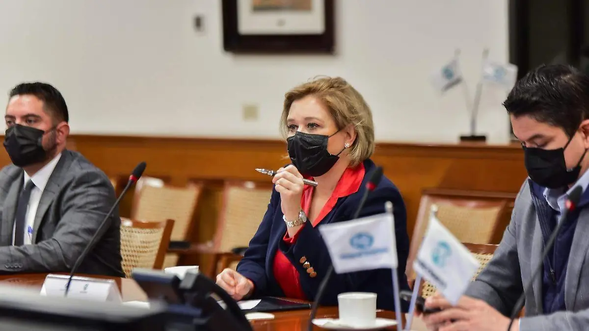 maru campos en reunión